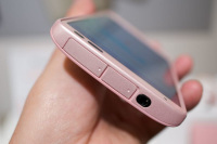 au初のシニア向けスマホ「BASIO KYV32」 - ケータイ Watch