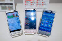 au初のシニア向けスマホ「BASIO KYV32」 - ケータイ Watch