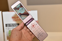 耐衝撃の折りたたみ「GRATINA2」、使いやすさの向上はかる - ケータイ