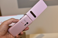 GRATINA2 ホワイト 折りたたみ式 au、ラウンドフォルムを採用した携帯電話「GRATINA2」 - 価格.com