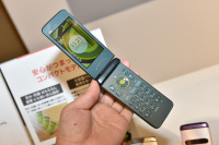 耐衝撃の折りたたみ「GRATINA2」、使いやすさの向上はかる - ケータイ