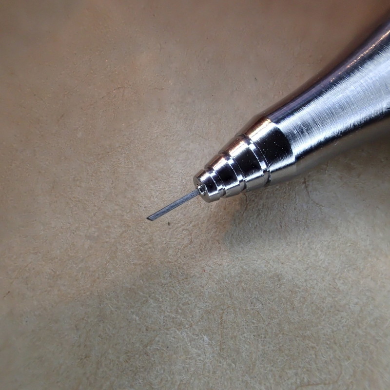 無理やり鋼鉄のガード（パイプ）を指先で押し上げて芯を出した時のオレンズ