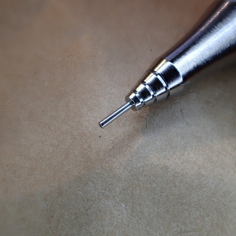 普段の筆記時はこんな風に鋼鉄のガードパイプが0.2mmの極細芯をガードする