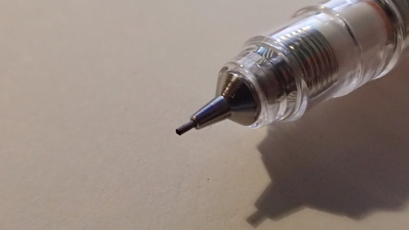 デルガードは通常このように芯先が普通に出て筆記を行う