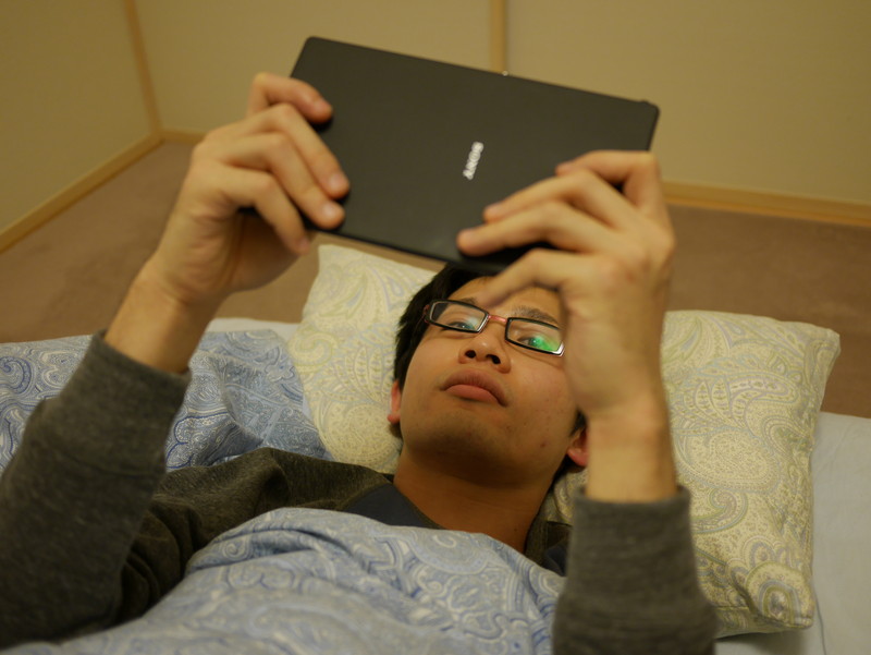仰向けの姿勢でもそこまで辛くない重量なので、姿勢を変えながらごろごろしたい時でも使える