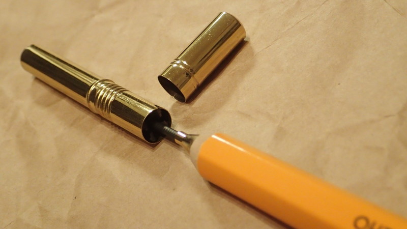 真鍮製のシャープペンシル2.0専用の芯削り。削りカスが散らばらない
