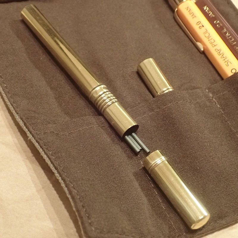 交換芯を収納できる真鍮製専用芯ケースも別売されている