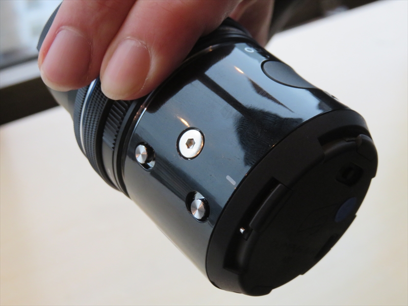 側面にはストラップなど取り付けられる機構が用意されており、こちらの3Dデータも公開されている