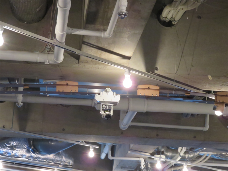 クリエイターが制作したアイデアの一例。天井のレール上をリモコン操作で移動させて撮影できる。ただし、カメラ側のUSBポートをアプリ（スマートフォン）側から制御することはできず、モーターの制御などは別系統での操作となっていた