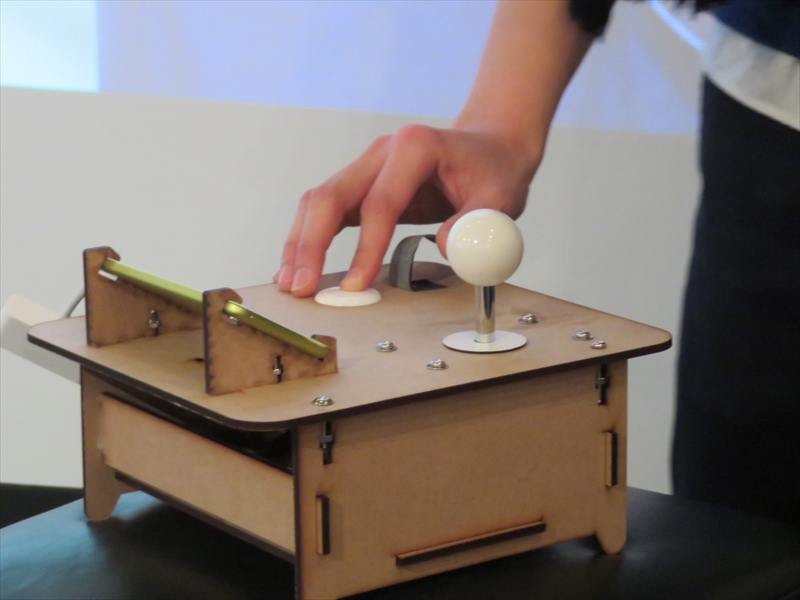 クリエイターが制作したアイデアの一例。天井のレール上をリモコン操作で移動させて撮影できる。ただし、カメラ側のUSBポートをアプリ（スマートフォン）側から制御することはできず、モーターの制御などは別系統での操作となっていた