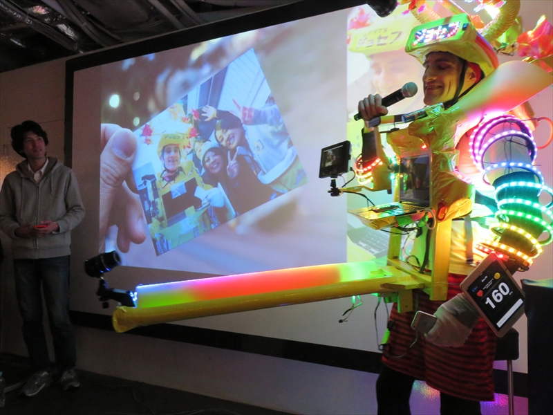 「モバイルプリクラ」をイメージしたという事例。見た目は派手だが……