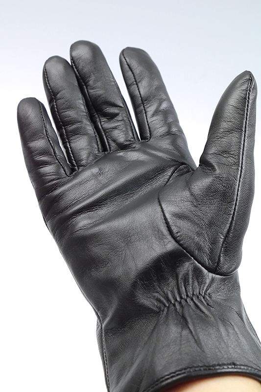 掌の周りのサイズから筆者はMサイズをチョイス。手はぴったりだったが、指が短いため、わずかによってしまった