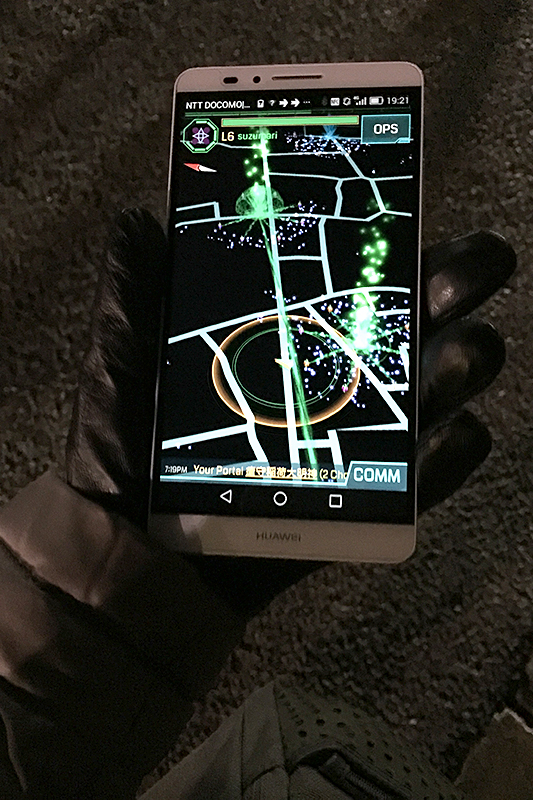 Ingress端末と化しているファーウェイのAccend Mate7。大きなスマホもレザーならしっかりグリップできる