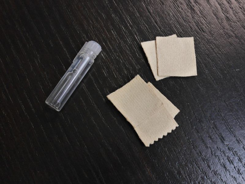 本製品には拭き取り用のクロスも付属している