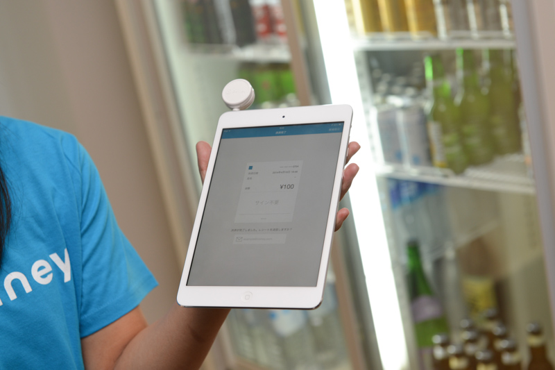 「Coiney」リーダーと、iPadでの「Coiney」の利用イメージ