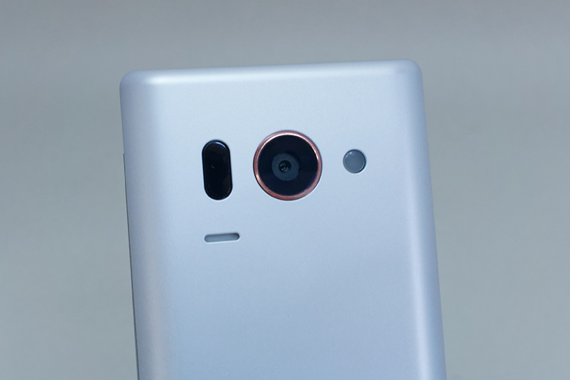 最新スマホ並みの1300万画素カメラ