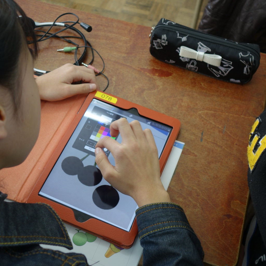 授業後半ではiPadのカメラで撮影し、そのシルエットを作り、友だち同士で英語で会話をするロールプレイングに取り組んだ。グラフィックアプリの使いこなしも慣れたものだ