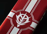 ジオンのエンブレムが刻まれたジュラルミン削り出しのスマホジャケット ケータイ Watch