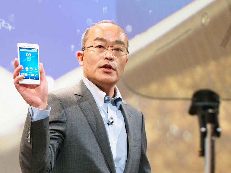 「Xperia M4 Aqua」を紹介する十時社長