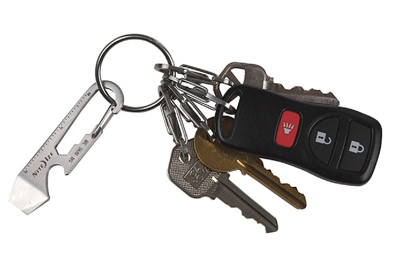 NITEIZEの「DOOHICKEY KEY TOOL」。カラビナタイプのマルチツールで、キーホルダーなどに吊しておけます。7つの機能がアピールされています。