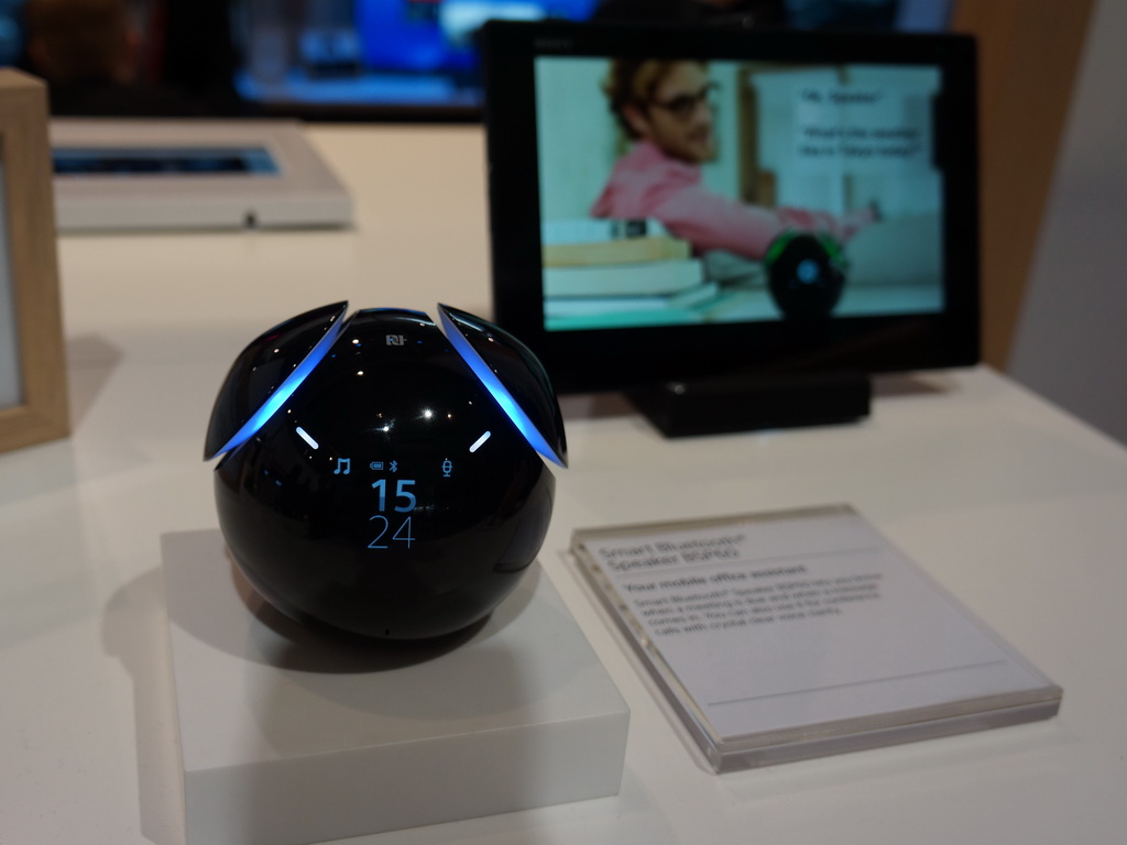 踊るスピーカー「Rolly」を彷彿させるBluetoothスピーカー「BSP60」は音声コマンドで動作し、本体も限られた範囲で動き回る仕様