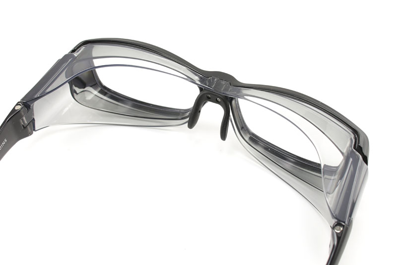 衝動買いしたJINSの「JINS 花粉CUT」シリーズの「<a class="" href="http://www.jins-jp.com/Products/Detail/number/FKF-15S-001/94/">テパーフェクトフィットタイプ</a>」。目を立体的に覆うような構造で、花粉が目に入りにくくなっています。度は入っていませんが、度付きレンズも入れられます。