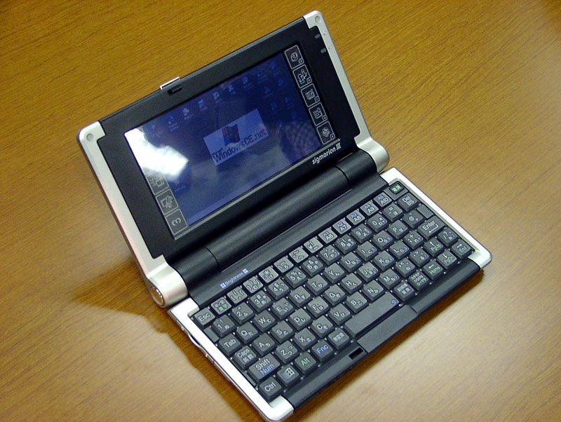 2003年5月発売のNTTドコモ「sigmarion（シグマリオン）III」。OSはWindows CE .NET 4.1