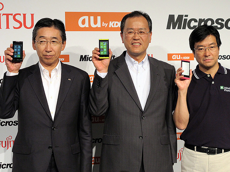 2011年7月の発表会では、日本マイクロソフト代表執行役社長の樋口泰行氏、KDDIの田中氏、富士通東芝モバイルコミュニケーションズの代表取締役社長（当時）の大谷信雄氏（現富士通パーソナルズ代表取締役社長）が集まった