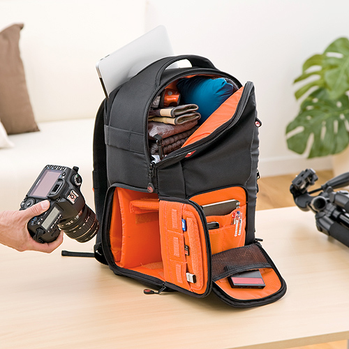 サンワダイレクトの「一眼レフカメラリュック（カメラバッグ・三脚取付・横からカメラ取り出し・速写対応） 品番:200-BG023」。側面からカメラを出し入れできます。