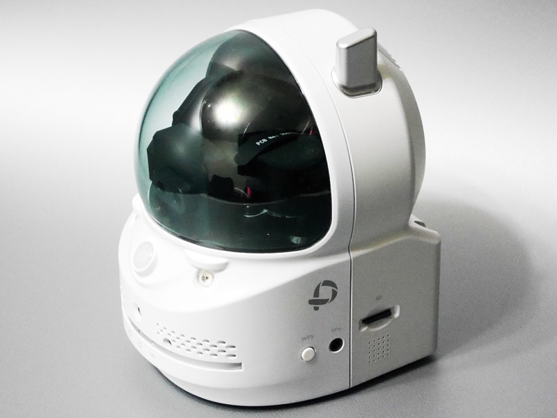 本体外観。カメラ部がスモーク状のドームに覆われた構造。画素数は100万画素と、このクラスとしては標準的