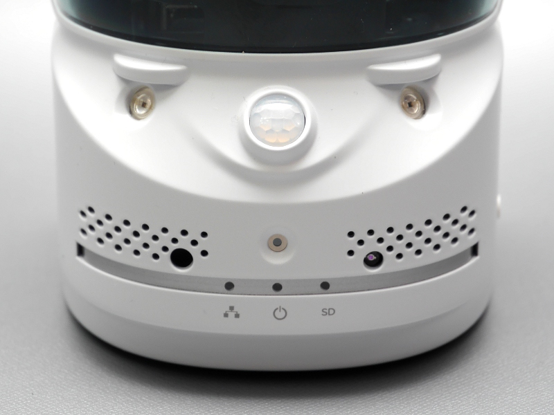 正面。中央の複眼状の部品が赤外線センサ、その左右が赤外線LED、中央下が温度センサー。このほかマイクや光センサーも備える