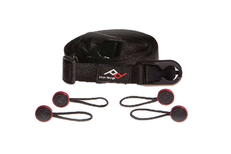 Peak Designのカメラストラップとして初めて買った「LEASH」。ミラーレスカメラなど「さほど重くないカメラ全般」に向くストラップで、アンカーが4個付属します。アンカーの装着位置や個数により、いろいろなパターンでカメラを吊り下げることができます。