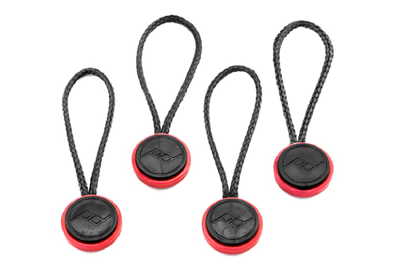 「LEASH」の活用パターン。「LEASH」自体にもアンカー取り付け用の「取っ掛かり」がありますので、リストストラップのようなループを作っての利用もできます。アンカーの取り付け位置次第でさまざまな活用法を見いだせるストラップですな。アンカーの紐は太さ約2mmで、紐を二つ折りにした状態（ループを伸ばした状態）の長さは約45mmです。