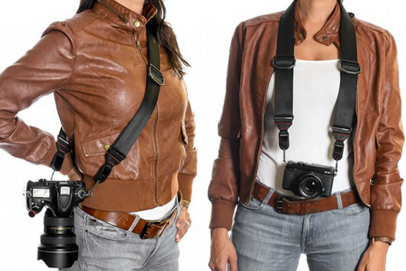 いろいろなスタイルでカメラを提げられます。長さ調節もクイックに行えますので、撮影時と移動時のカメラの位置変えも簡単です。写真のように指を金具に引っ掛け、カメラと金具とストラップのテンションを操る程度で、容易に長くも短くもできます。