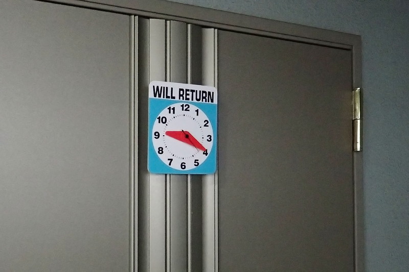 玄関先では似合わない。やっぱりスモールオフィスかお店の扉に