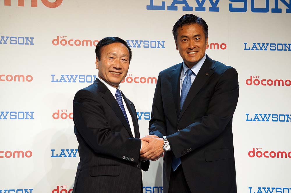 ドコモの加藤社長（左）とローソンの玉塚社長（右）