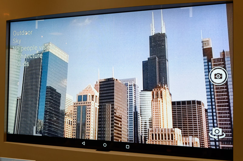 ビル街の風景では屋外であること、空や建物があり、人がいないことを自動で判断