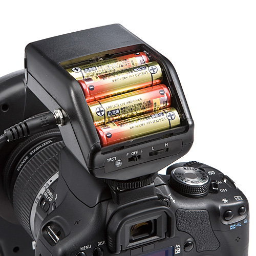 電源は単3電池×4本。ニッケル水素電池（エネループ）でも使用できました。電源部後方に、電源スイッチ兼動作モード切替スイッチと、光量調節ダイヤルがあります。