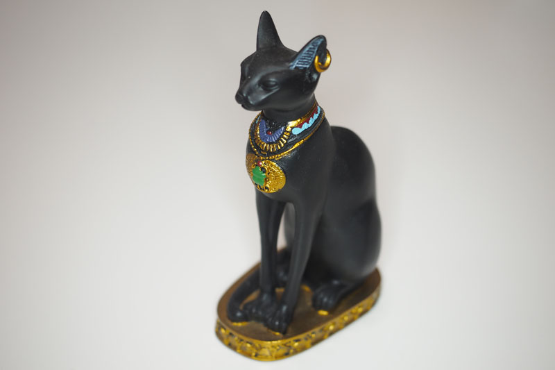 黒い猫の置物です。天井の照明だけで撮ると全体的に黒く潰れがち。リングライトだと良好な立体感が出ます。
