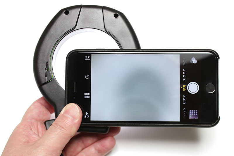 リングライトの中心にiPhone 6 Plusのレンズ部が来るようにして撮影してみました。リングライトとiPhoneは指で押さえて合体状態を保ちました。