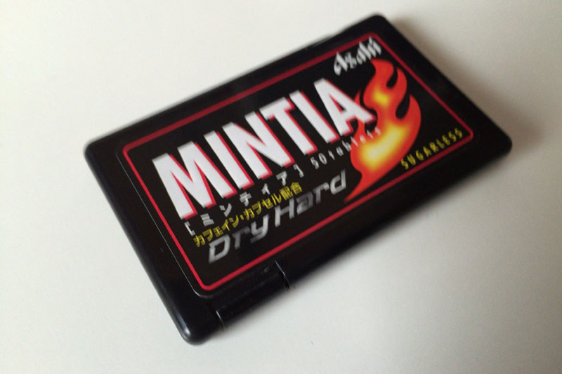 ミント菓子を撮影。リングライトを使うと、撮影環境が明るくなり、シャッター速度も速くなり、明らかに手ブレ写真が減るのがわかります。