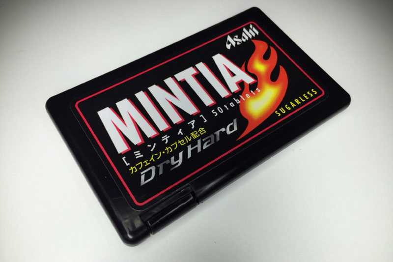 ミント菓子を撮影。リングライトを使うと、撮影環境が明るくなり、シャッター速度も速くなり、明らかに手ブレ写真が減るのがわかります。