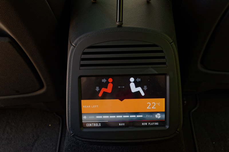 運転席と助手席の間、リアシートの足元にあるディスプレイ