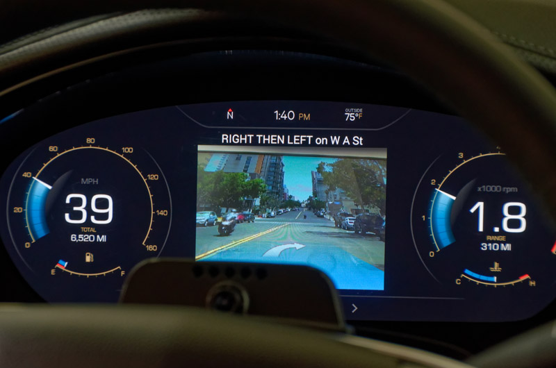 メーターパネル部にはカメラ映像に重ねる形でルート案内を表示