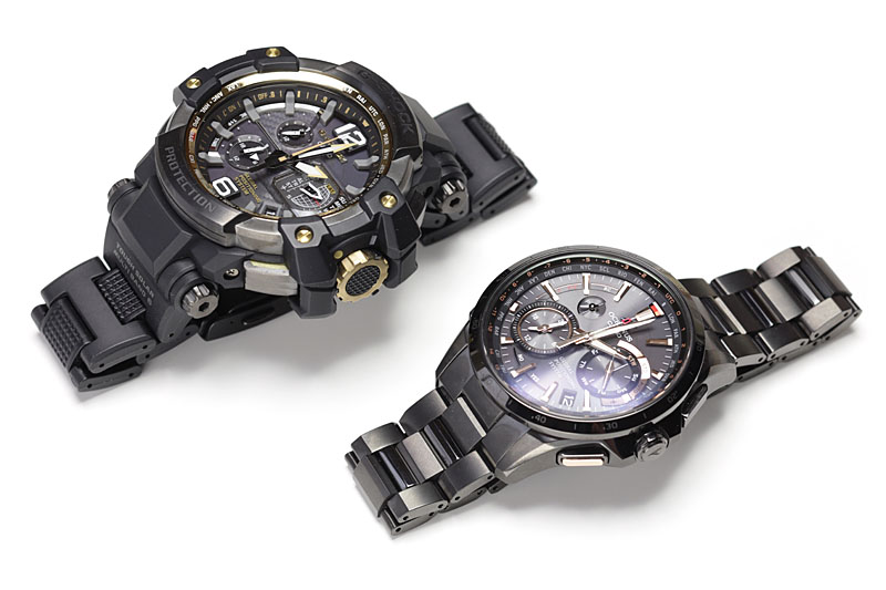 「G-SHOCK SKY COCKPIT GPW-1000FC-1A9JF」と「OCEANUS OCW-G1000B-1A2JF」を比べた様子。サイズ感が全然違います。