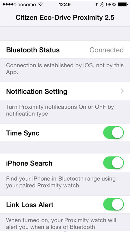 iPhoneとPROXIMITYをBluetooth接続して使っている様子。iPhoneとのBluetooth接続時にには、アプリの操作でPROXIMITY本体のファームウェアアップデートも行えます。