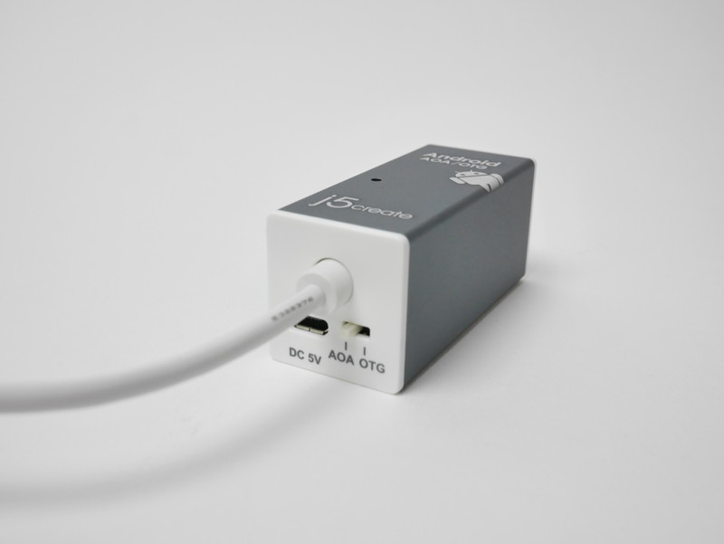 背面にはmicroUSBのオス・メス端子とモード切り替えスイッチを備えている