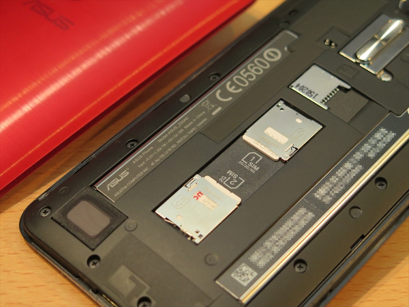 Zenfone2のデュアルSIMスロット。上側（右）がLTE/3G対応のSIM1スロット。下側（左）のSIM2スロットはGSMのみ。microSIMサイズなので、国内端末のSIMカードがすでにnanoSIMに切り替わった人は要注意