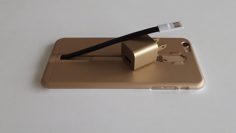 USB/ACアダプタさえあれば、指先でケーブルを引き出して、どこでも充電できる