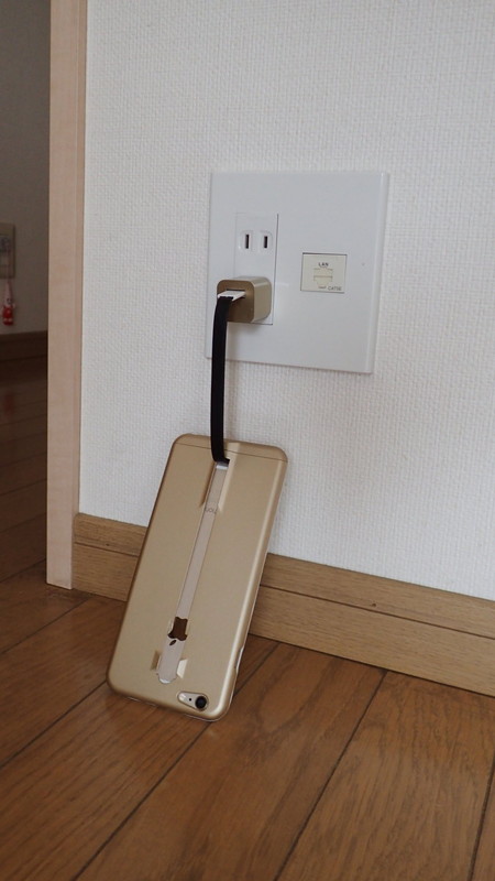 ケーブルの長さが短いので、コンセントの場所によってはアクロバティックな充電スタイルになる